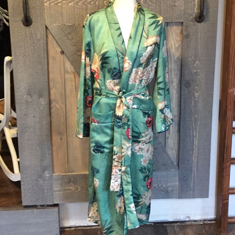 Satiny robe NWT